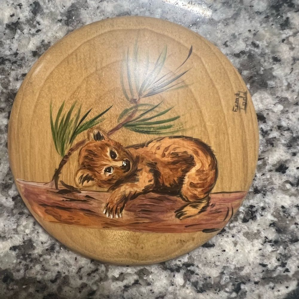 House of Myrtlewood Hand-Painted Wooden Bearâsmall vintage plaque. Oregon.